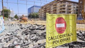 Imagen de archivo de un cartel que indica que la calle está cortada por obras.