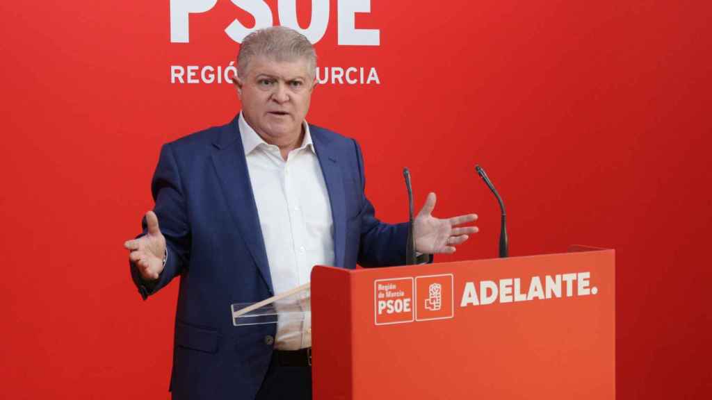 El secretario general del PSOE de la Región de Murcia, José Vélez, en una rueda de prensa.