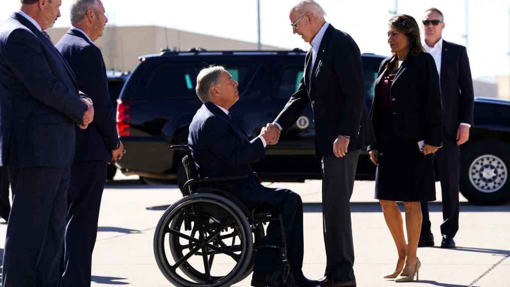 El presidente de los Estados Unidos, Joe Biden , le da la mano al gobernador de Texas, Greg Abbott, a su llegada a la frontera entre Estados Unidos y México.
