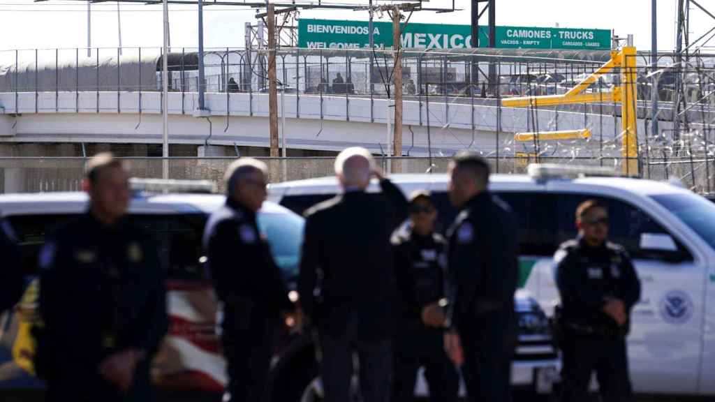 El presidente de los Estados Unidos, Joe Biden , mira hacia la frontera con México durante su visita a la frontera entre Estados Unidos y México.