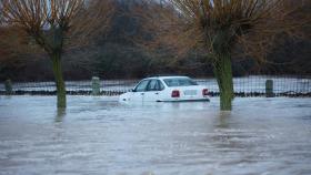 La carretera de la N-620, que une con Aldehuela de la Bóveda, inundada