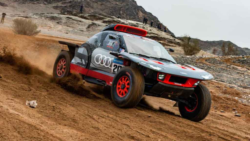 El Audi RS Q E-Tron E2 de Carlos Sainz, durante el Rally Dakar 2023