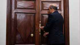 Un ujier cierra la puerta al inicio de una Comisión de Control en el Congreso de los Diputados, a 5 de mayo de 2022.