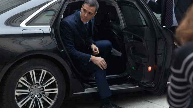 El presidente del Gobierno, Pedro Sánchez, saliendo de su coche oficial en Madrid.