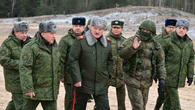 El presidente bielorruso Lukashenko visita las tropas rusas en el oeste de Bielorrusia