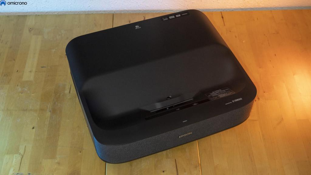 Proyector EPSON y su parte superior.