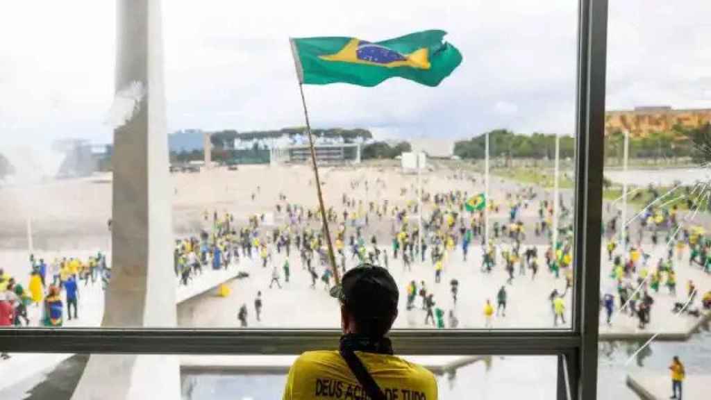Miles de personas han asaltado este domingo las instituciones de Brasil.