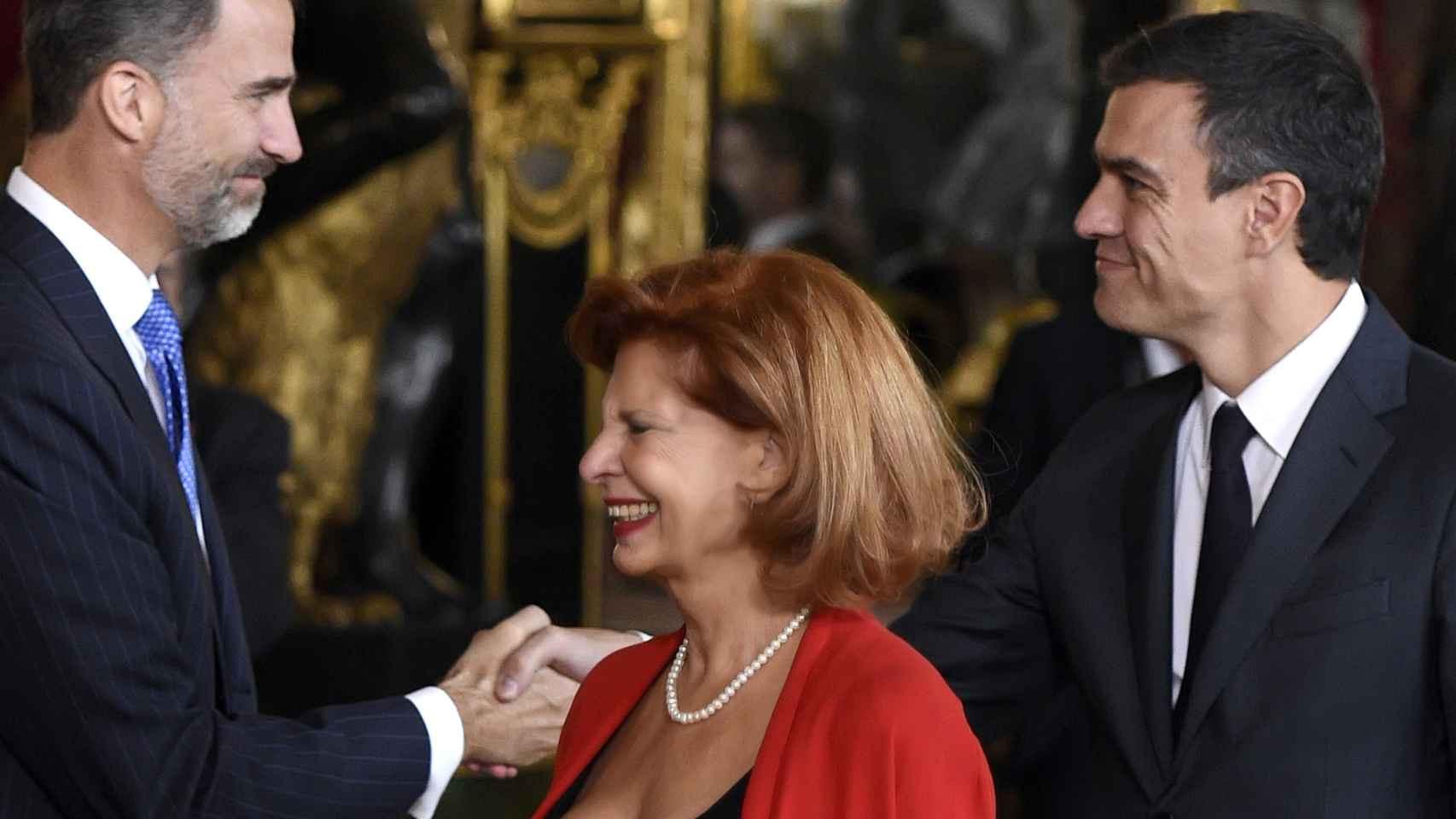 Alborch y Pedro Sánchez durante la recepción el Día de la Fiesta Nacional, 2014.