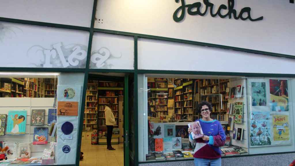 Rocío Valverde, a las puertas de Jarcha, su librería, sujetando el libro del principe Harry.