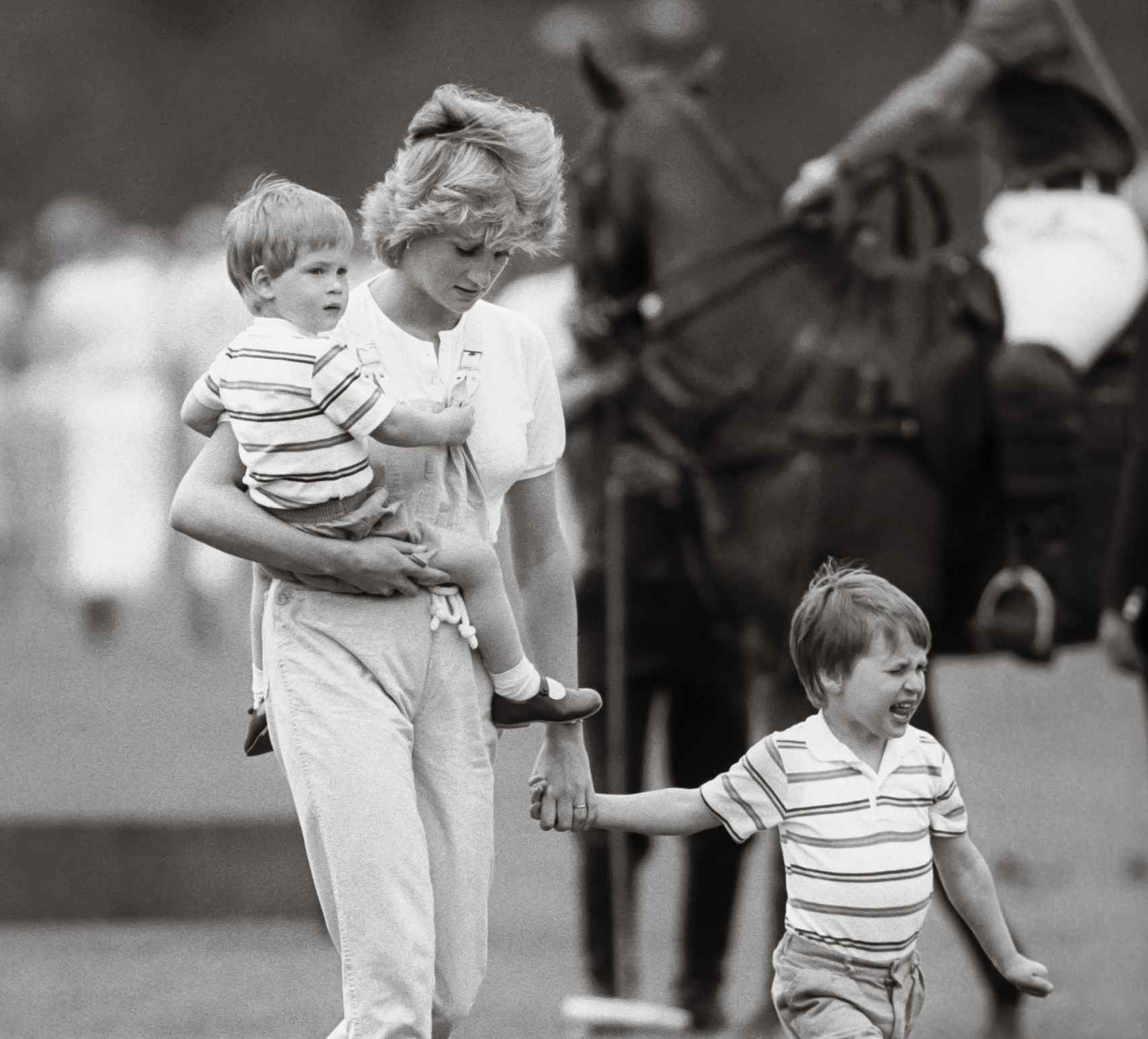 El príncipe Harry junto a su madre, Diana de Gales, y su hermano, el príncipe Guillermo, en una imagen de archivo.