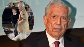 El Nobel Mario Vargas Llosa y su exmujer, Patricia, visitando una biblioteca en Lima, en compañía de sus hijos.