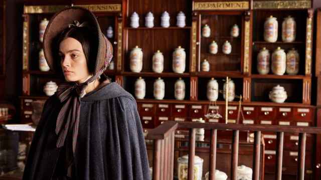 Emma Mackey como Emily Brontë en un momento  de la película