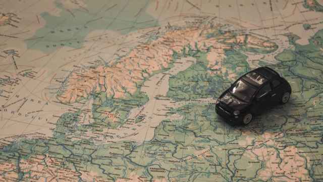 Un coche de juguete sobre un mapa de Europa.