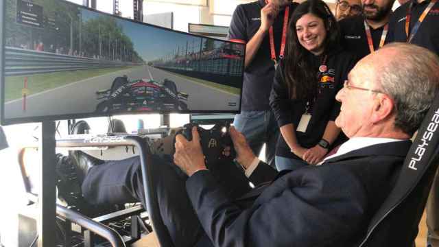 El alcalde de Málaga, Francisco de la Torre, probando el simulador de Fórmula 1 de Oracle.