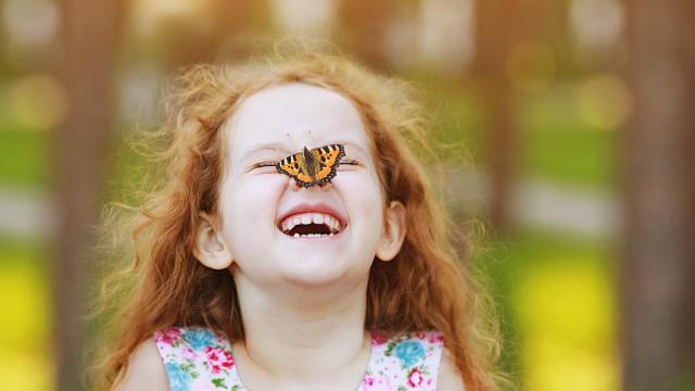 Una niña de cristal disfrutando en plena Naturaleza.