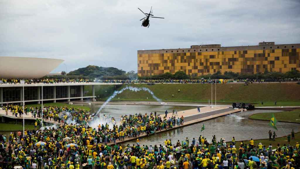 Miles de personas han asaltado este domingo el Congreso, el palacio Presidencial y la Corte Suprema de Brasil.