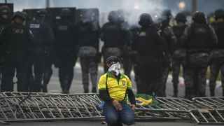 Policías antidisturbios acceden este domingo al palacio presidencial de Planalto, sede del Gobierno de Brasil.