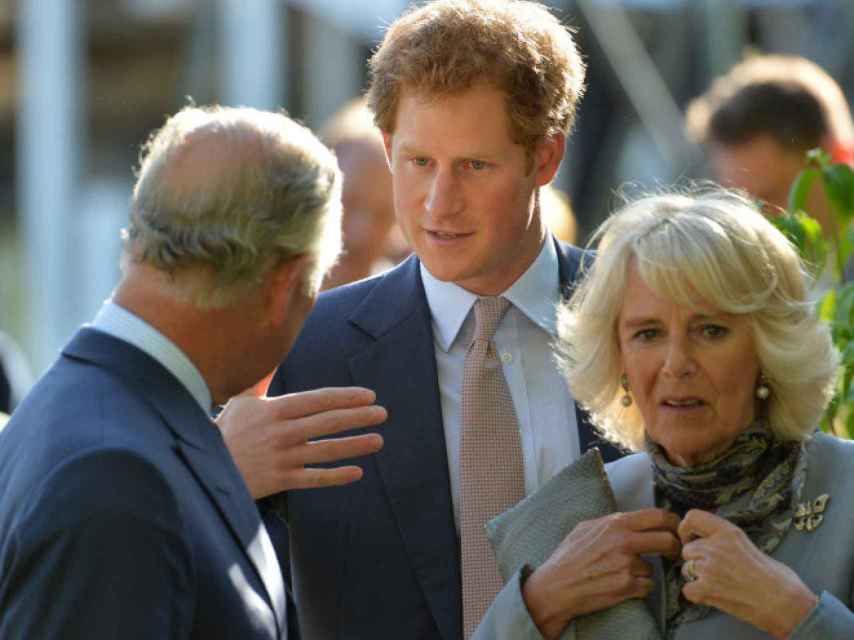 El príncipe, con su padre y Camilla en una imagen de archivo.