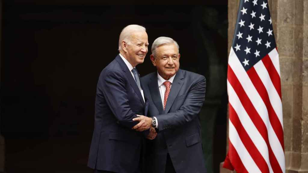 El presidente de México, Andrés Manuel López Obrador (d), saluda al presidente de EEUU, Joe Biden, hoy, en el Palacio Nacional de Ciudad de México (México).