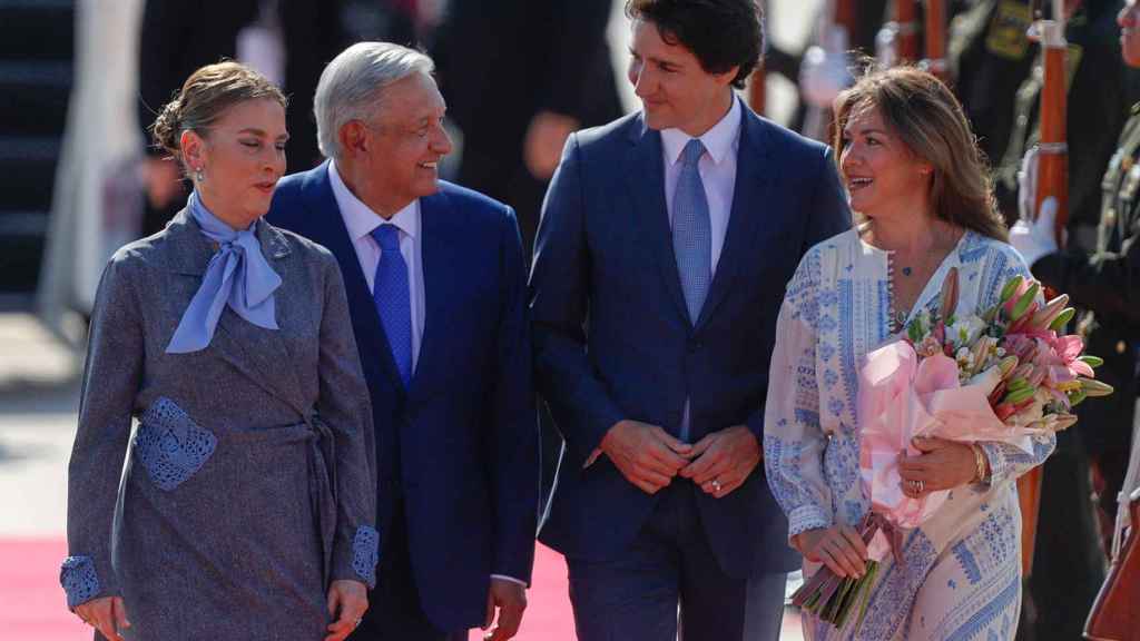 El presidente mexicano Andrés Manuel López Obrador (2-i) y su esposa Beatriz Gutiérrez Müller (i), dan la bienvenida al Primer Ministro de Canadá, Justin Trudeau (2-d) y a su esposa Sophie Grégoire (d) en México.