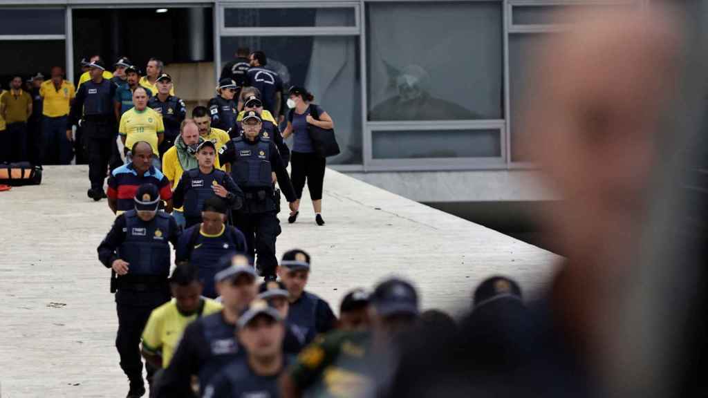 Las fuerzas de seguridad detienen a los partidarios del expresidente de Brasil, Jair Bolsonaro, durante una manifestación contra el presidente Luiz Inácio Lula da Silva, frente al Palacio Planalto en Brasilia .