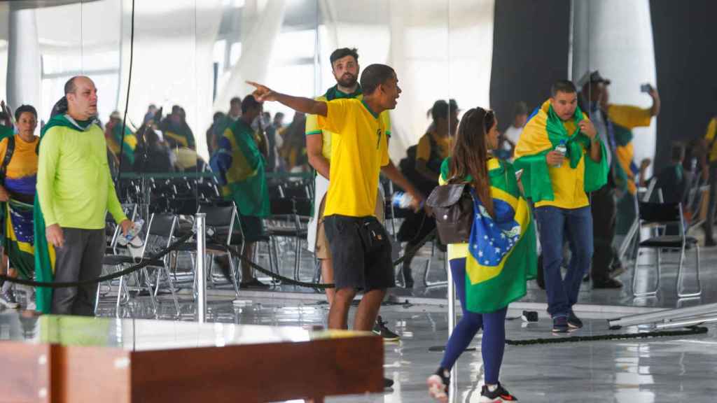 Partidarios del expresidente brasileño Jair Bolsonaro se manifiestan contra el presidente Luiz Inácio Lula da Silva, en Brasilia