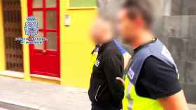 Los agentes de la Policía Nacional arresta a uno de los acusados del asalto a la vivienda en Alicante.