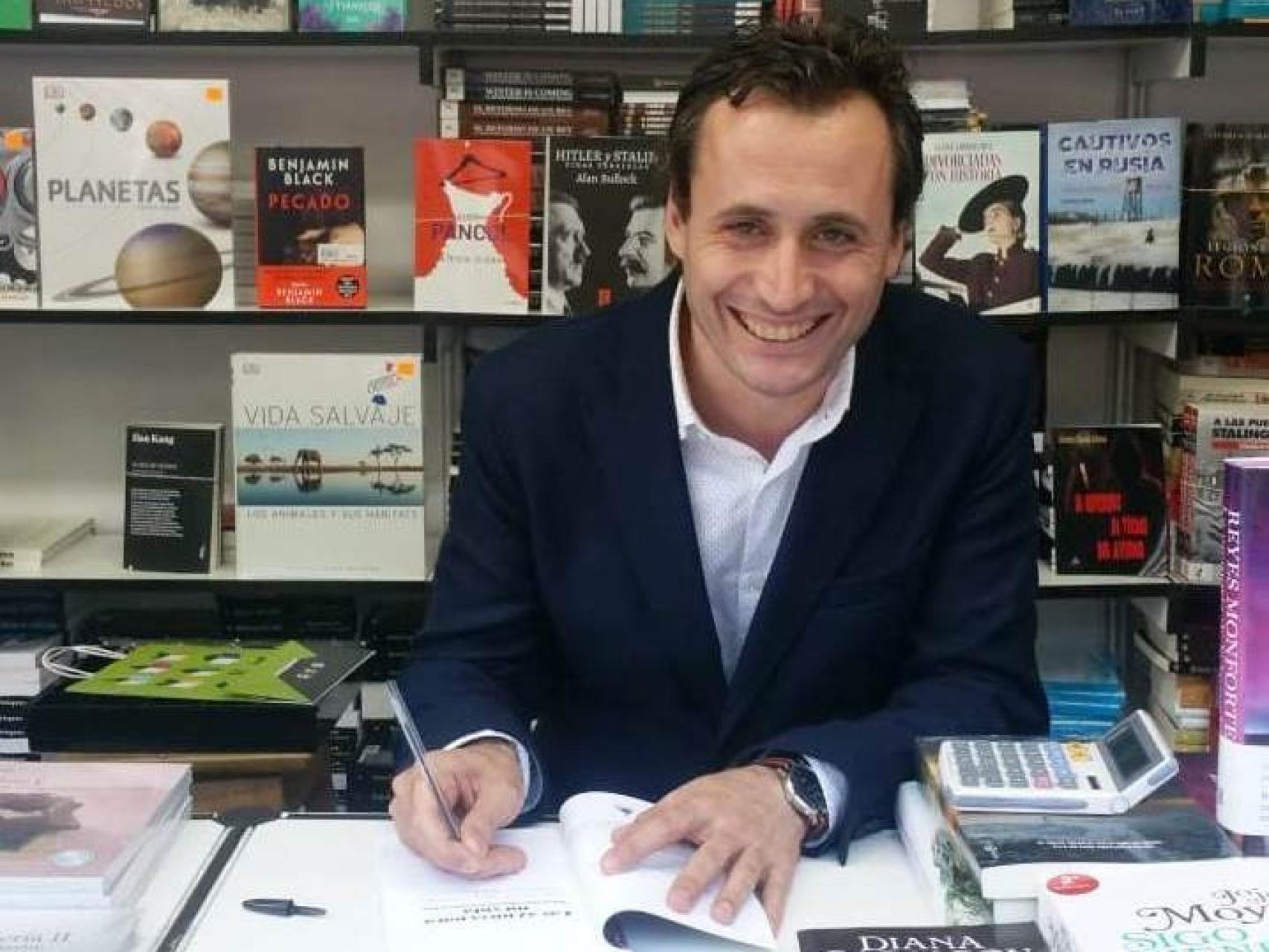 Marcos Núñez en una firma de sus libros