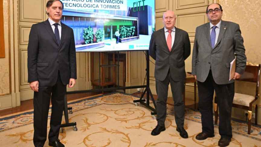 El alcalde de Salamanca, Carlos García Carbayo, junto a los concejales Fernando Rodríguez y Juan José Sánchez, presentan el nuevo espacio tecnológico