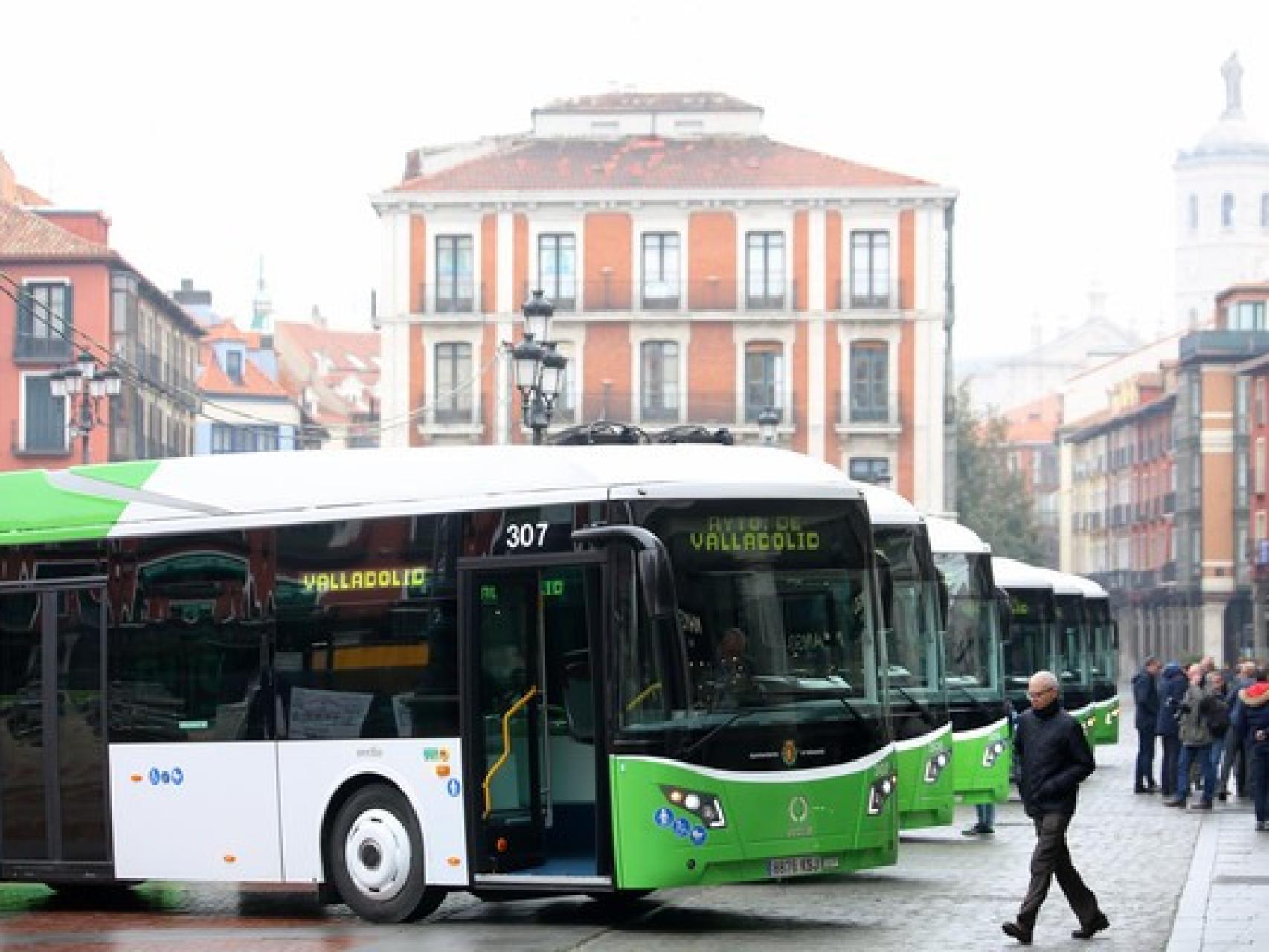 Un bus de Auvasa en la Plaza Mayor de Valladolid