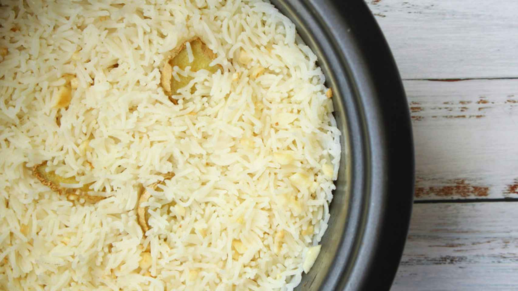 Arroz blanco con ajo y perejil: el secreto para hacerlo en microondas