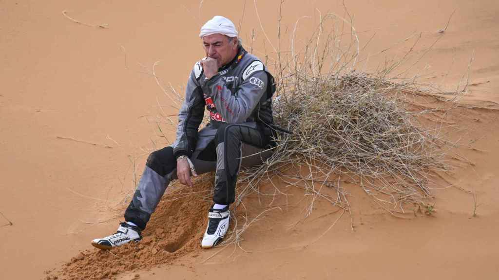 Carlos Sainz se lamenta tras tener que abandonar en el Rally Dakar