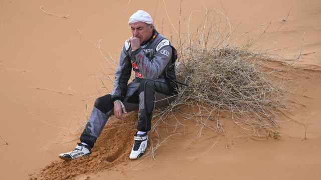 Carlos Sainz se lamenta tras tener que abandonar en el Rally Dakar
