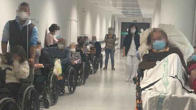 Uno de los pasillos de las Urgencias de Toledo, lleno de pacientes en espera de ingreso.