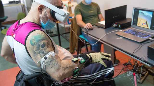 Uno de los pacientes del Hospital Nacional de Parapléjicos de Toledo, durante una sesión con realidad virtual.