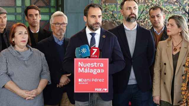 Dani Pérez y miembros del PSOE de Málaga, durante la rueda de prensa.