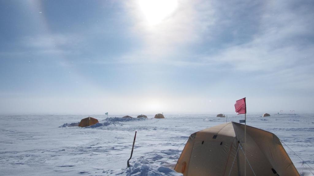 Un campamento de investigación en la capa de hielo de la Antártida Occidental (WAIS).