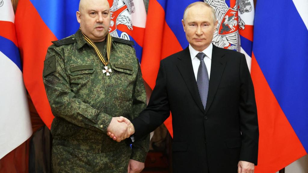 Vladimir Putin and Surovikin.