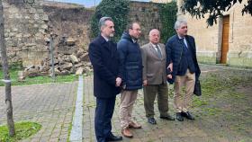 Gonzalo Santonja, junto al alcalde, en la visita a la Muralla de Ciudad Rodrigo