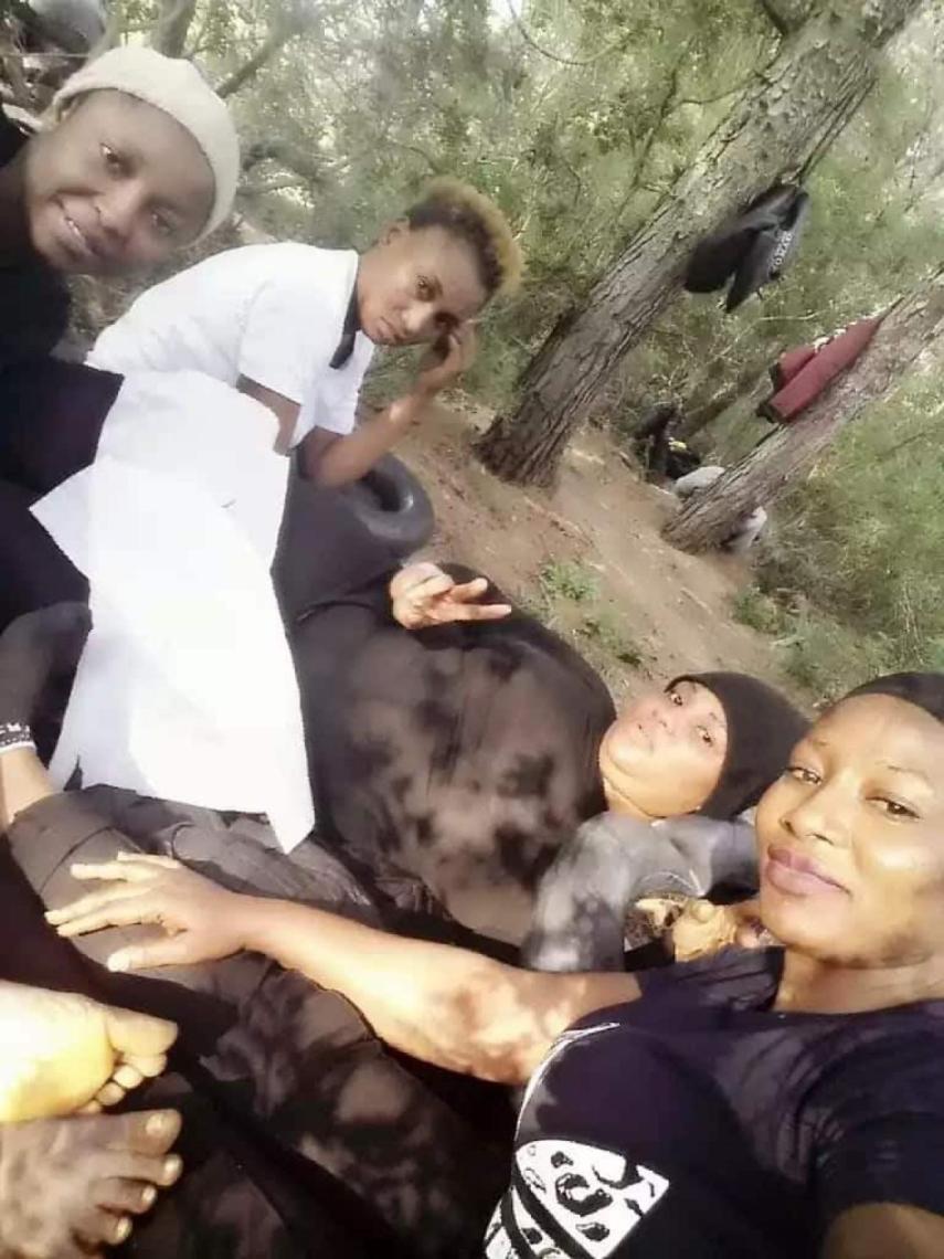 La difunta señora Kourouma (1d), en un campamento clandestino en un monte de Tánger, donde decenas de inmigrantes aguardaban a que cayera la noche para subirse a una patera.