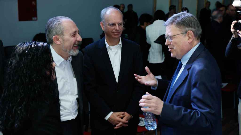 Dahlem, en el centro, junto al vicepresidente de Seat Alfonso Sancha y el presidente valenciano, Ximo Puig.