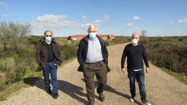 Santiago Santiago López, en el centro de la imagen, en una reciente visita de  Eduardo Folgado y Manuel Ramos