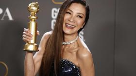 Michelle Yeoh con el premio a la mejor actriz de comedia o musical