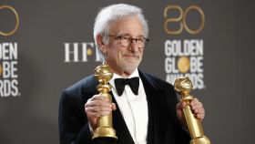 Steven Spielberg posa con los Globos de Oro a mejor director y mejor película dramática. Foto: EFE/EPA/Caroline Brehman