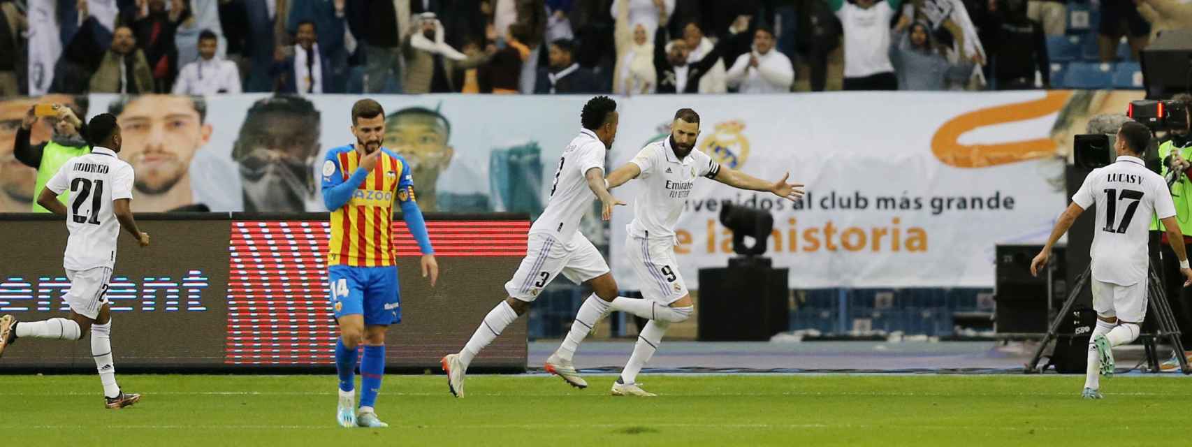 Celebración de los jugadores del Real Madrid del gol de Benzema ante el Valencia en la Supercopa de España 2023