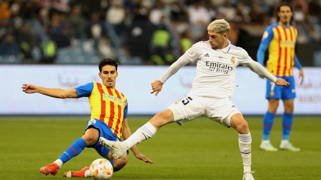 Fede Valverde, luchando por la posesión con André Almeida en el Real Madrid - Valencia de la semifinal de la Supercopa de España 2023