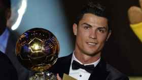 Cristiano Ronaldo junto a su Balón de Oro del año 2013