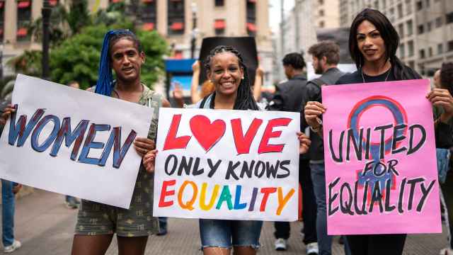 Un grupo de mujeres trans sujetan carteles reivindicando igualdad.