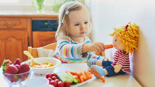 Una niña comiendo de forma saludable.