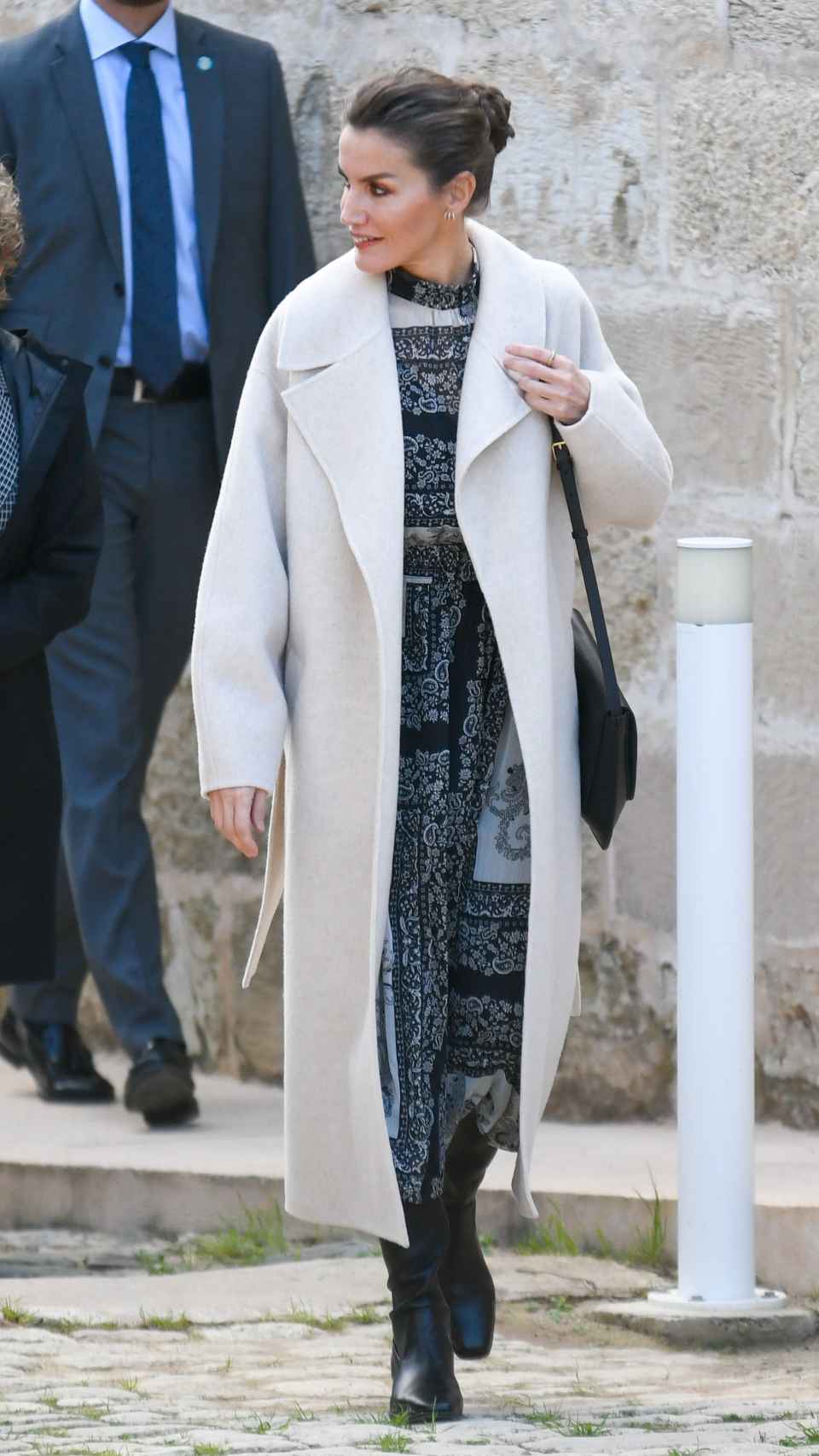 El doble estreno low cost de Letizia en Menorca: abrigo blanco con solapas  y vestido de menos de 30 euros
